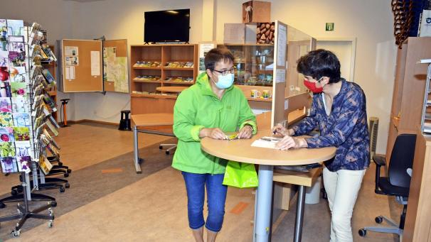 <p>An Van Rie und ihre Kolleginnen konnten seit Beginn der Sommersaison bereits zahlreiche Gäste im Tourist-Infobüro am Bütgenbacher Marktplatz empfangen und beraten.</p>