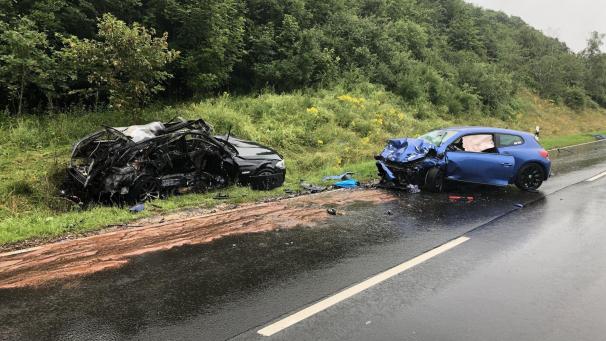 <p>Die zwei völlig zerstörten Autos sprechen Bände.</p>