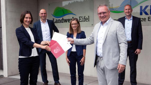 <p>Die rheinland-pfälzische Klimaschutzministerin Anne Spiegel (links) kam mit einem dicken Scheck nach Prüm.</p>