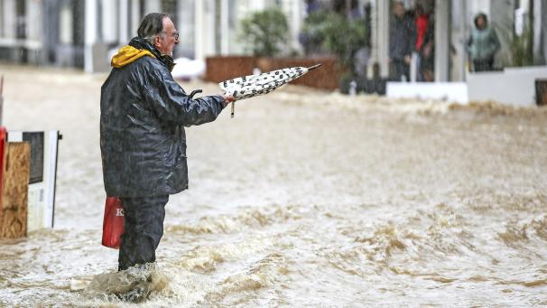 <p>Dieser Herr, der sich am Mittwoch im Regen seinen Weg durch Spa bahnte, ist alles nur nicht aus Zucker.</p>