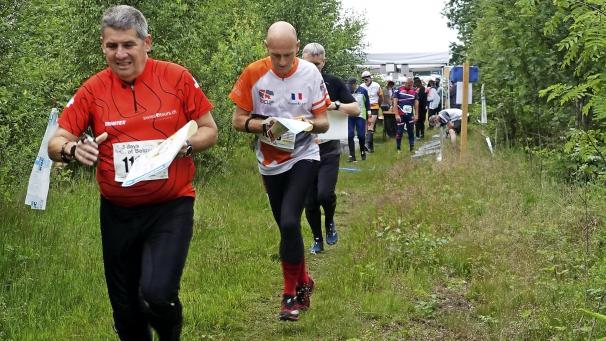 <p>Die Teilnehmer machten sich mit Karten auf den Weg.</p>