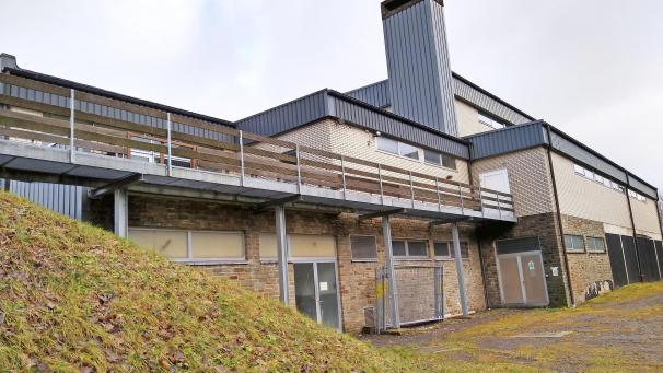 <p>Eine Jugendgruppe, die in Mürringen auf Lager war, übernachtet in der Büllinger Sporthalle.</p>