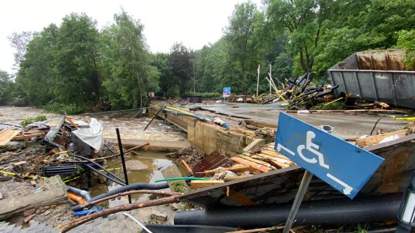 <p>Die Wassermassen haben die Brücke im Eupener Ortsteil Hütte unpassierbar gemacht.</p>
