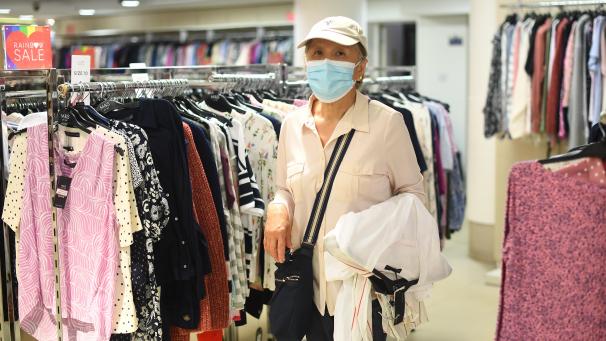 <p>Die Maskenpflicht fällt von Montag an ebenso wie Abstandsregeln weg.</p>