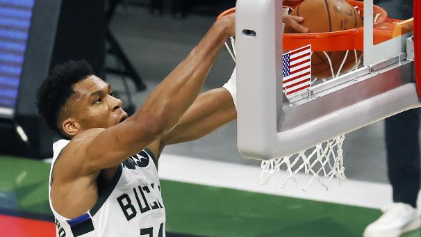 <p>Giannis Antetokounmpo beim Dunk</p>