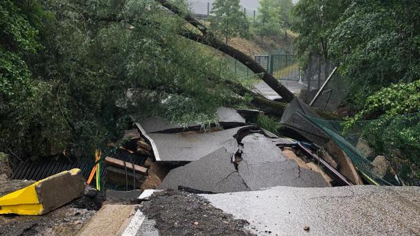 <p>Die Route de Blanchimont ist an einer Stelle eingestürzt.</p>