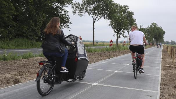 <p>Menschen steuern ihre Fahrräder über einen Solarradweg.</p>