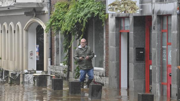 <p>Galerist Michael Bohn hatte die Werke aus seiner Galerie Fox rechtzeitig vor den Wassermassen in Sicherheit bringen können.</p>