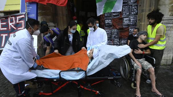 <p>An der Pforte der Beginenhofkirche: Hungerstreikende müssen medizinisch versorgt werden.</p>