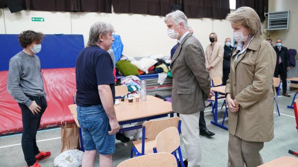 <p>König Philippe und Königin Mathilde besuchten am Donnerstag die von der Unwetterkatastrophe stark getroffene Stadt Chaudfontaine (bei Lüttich) und sprachen in einer Sporthalle evakuierten Flutopfern Mut und Trost zu.</p>