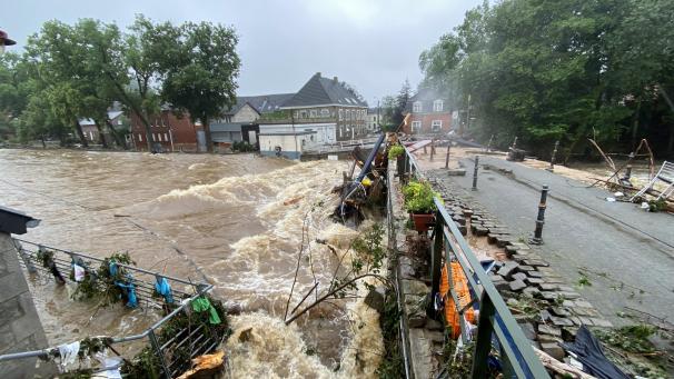 <p>Blick auf die Weser am Donnerstagmorgen: Die ernormen Wassermassen reißen alles mit, was ihnen in die Quere kommt.</p>