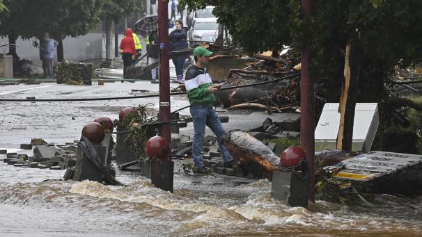 <p>Regen, der in Unmengen auf die Erde prasselt, Flüsse, die über die Ufer gehen, Menschen, die ihr Hab und Gut oder gar ihr Leben verlieren: Die Katastrophen häufen sich. Es gilt umzudenken.</p>