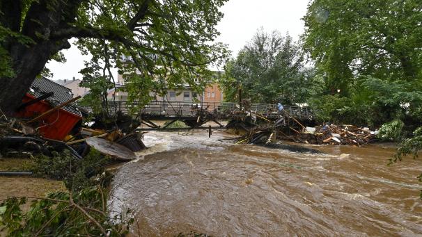 <p>Unglaubliche Wassermassen, die wegen der höheren Lufttemperatur durch die Luft transportiert werden, entladen sich in wenigen Stunden und verursachen schwere Überschwemmungen. Wie hier in der Eupener Unterstadt: Der Klimawandel ist auch bei uns angekommen.</p>