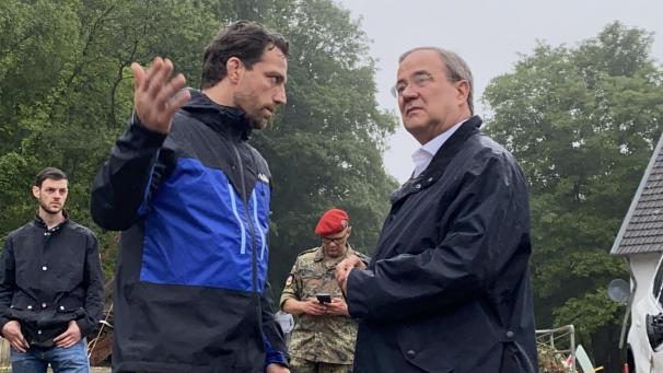 <p>Ein von der Staatskanzlei Nordrhein-Westfalen via Twitter veröffentlichtes Bild zeigt Ministerpräsident Armin Laschet (CDU) am Donnerstag mit Bürgermeister Patrick Haas (links, SPD) in Stolberg.</p>