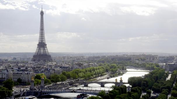 <p>Der Eiffelturm steht im 7. Arrondissement am nordwestlichen Ende des Champ de Mars, nahe dem Ufer der Seine.</p>