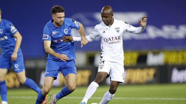 <p>Der FC Schalke 04 treibt den Umbau seines Kaders voran und hat Abwehrspieler Dries Wouters - hier im Duell mit Ex-AS-Profi Knowledge Musona - verpflichtet.</p>