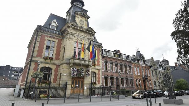 <p>Ein Blick auf das Rathaus von Malmedy</p>