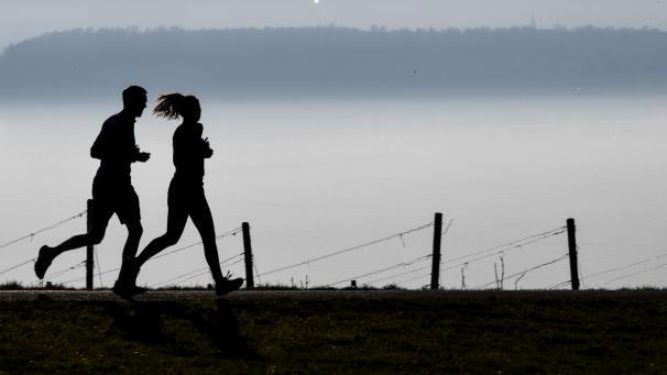 <p>Wichtige Veränderungen im Erbgut des modernen Menschen führten unter anderem zum aufrechten Gang.</p>