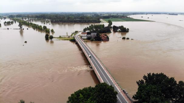 <p>Im limburgischen Maaseik - der Ort liegt etwa 40 Kilometer von Maastricht entfernt - war die Maas am Freitag über die Ufer getreten.</p>