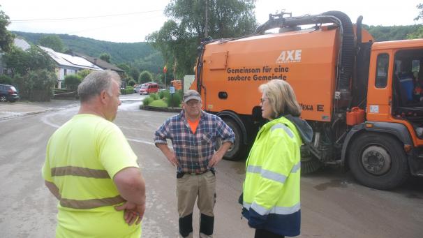 <p>Bürgermeisterin Marion Dhur freute sich, dass die Nachbargemeinde St.Vith ihre Kehrmaschine auf unbürokratischem Weg zur Verfügung stellte, um die Reinigungsarbeiten im Ortszentrum von Ouren zu unterstützen.</p>