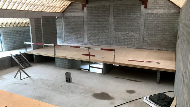 <p>Ein Blick von der Empore auf den Publikumsraum und die großzügige Bühne: Der neue Saal Jaspesch entspricht den Wünschen der Vereine.</p>