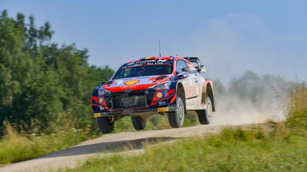 <p>Thierry Neuville (Hyundai) unterwegs auf den schnellen WP in Estland.</p>