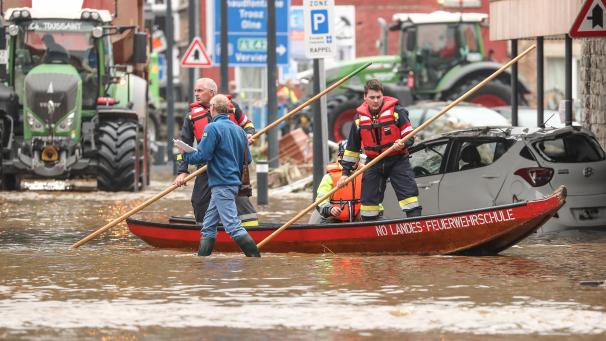 <p>Feuerwehrleute aus Österreich helfen in Pepinster.</p>