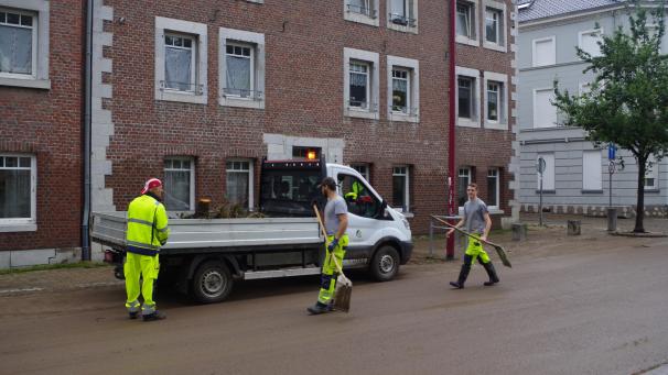 <p>Mitarbeiter des Bauhofes werden den Sperrmüll, der an den dafür vorgesehenen Stellen abgeladen wird, am Montag entsorgen.</p>