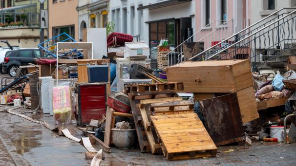 <p>Berge von zerstörtem Mobiliar säumen nach dem Hochwasser der Kyll die Straßen in der Ortschaft Kordel in Rheinland-Pfalz.</p>
