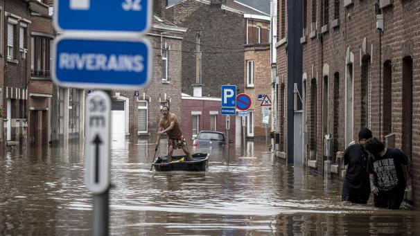 <p>Ein Mann in Angleur steuert ein Boot auf dem Hochwasser einer Straße nach den heftigen Regenfällen. Dieses Bild entstand am Freitag.</p>