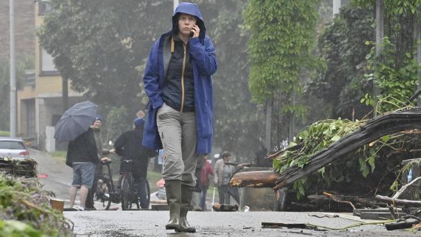 <p>Eupens Bürgermeisterin Claudia Niessen beim Einsatz in dieser Woche in der Unterstadt.</p>