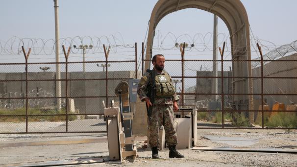 <p>Ein afghanischer Soldat steht Wache an einem Armee-Kontrollpunkt in der Nähe des Luftwaffenstützpunkts Bagram, nachdem alle US- und NATO-Truppen den Stützpunkt in der Provinz verlassen haben.</p>