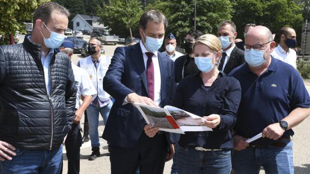 <p>Premierminister Alexander De Croo ließ sich von Eupens Bürgermeisterin Claudia Niessen informieren. Links im Bild Ministerpräsident Oliver Paasch, ganz rechts Bauschöffe Michael Scholl.</p>