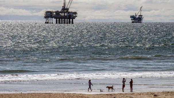 <p>Offshore-Bohrplattformen sind auf der Suche nach Erdöl vor dem Huntington Dog Beach.</p>