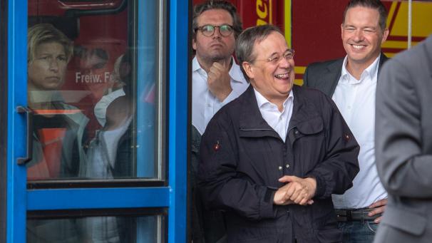 <p>NRW-Ministerpräsident Armin Laschet lacht während Bundespräsident Steinmeier (nicht im Bild) ein Pressestatement gibt.</p>