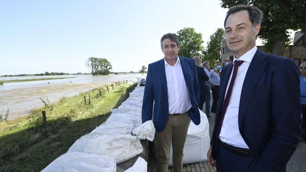<p>Premier Alexander De Croo (r.) und der flämische Ministerpräsident Jan Jambon am Samstag in Maaseik</p>