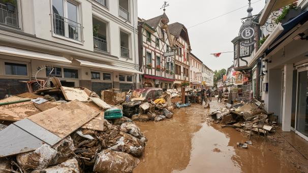 <p>Anwohner und Ladeninhaber versuchen in Ahrweiler, ihre Häuser vom Schlamm zu befreien und unbrauchbares Mobiliar nach draußen zu bringen. Dieses Bild entstand am Samstag.</p>