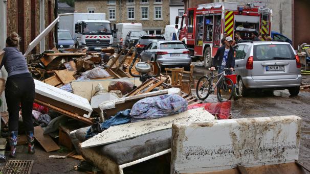 <p>Nach den schweren Überschwemmungen stehen im Stolberger Stadtteil Vicht Einrichtungsgegenstände auf der Straße. Das Bild entstand am Freitag.</p>