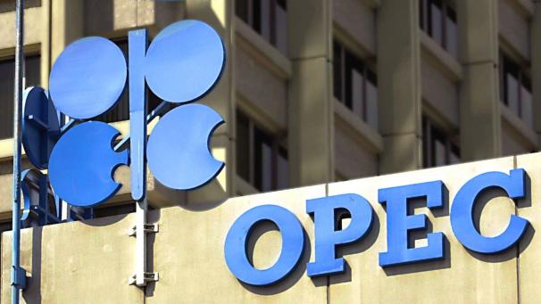 <p>OPEC-Fahne und -Logo am Hauptsitz der Organisation Erdöl exportierender Länder (undatiert). Das Ölkartell Opec und seine Partnerländer (Opec+) haben sich angesichts der Erholung der Weltkonjunktur auf eine deutliche Erhöhung der Ölproduktion geeinigt.</p>