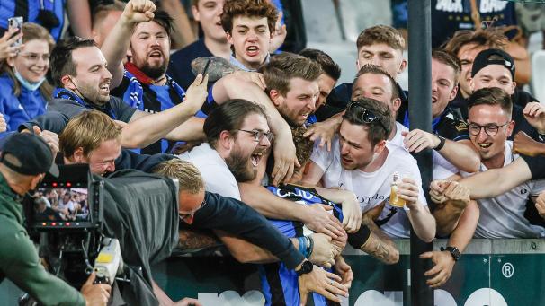 <p>Ungewohntes Gefühl: Noa Lang feiert sein Elfmetertor mit den Fans. Zum ersten Mal seit neun Monaten fand in Belgien wieder ein Spiel mit Zuschauern statt.</p>