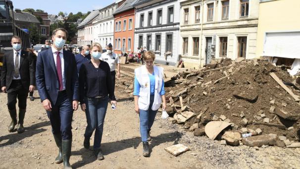 <p>Premier De Croo mit Eupens Bürgermeisterin Claudia Niessen und ÖSHZ-Präsidentin Martine Engels (r.)</p>