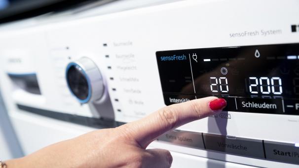 <p>Wer beim Waschen jedes Mal zu viel Waschmittel verwendet und die Trommel nur zur Hälfte füllt, verschwendet Pulver und Strom. Dabei geht es auch anders.</p>