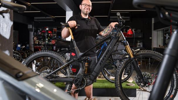 <p>„Viele Leute die jetzt auf dem Rad sitzen, würden das nicht tun, wenn es kein E-Bike wäre. So werden die Menschen wieder an Bewegung und Sport herangeführt“, ist Gino Keppens von „Eupen Pneus“ überzeugt.</p>