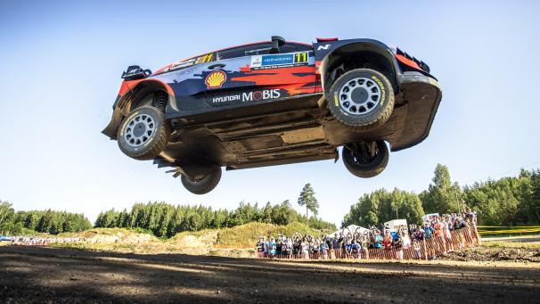 <p>Thierry Neuville (Hyundai) fliegt in Estland auf Platz drei.</p>