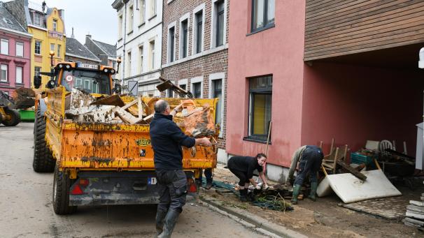<p>Tausende Hände sind zum Anpacken bereit: Die Solidarität organisiert sich.</p>