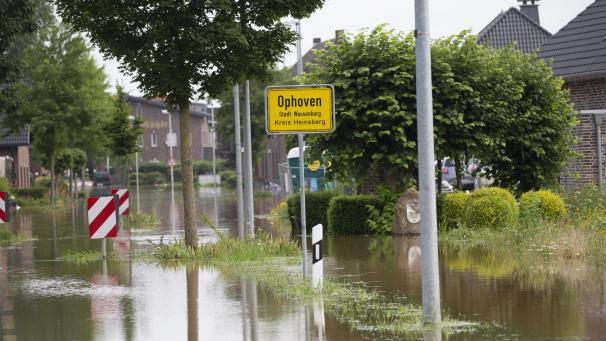 <p>Straßen in Ophoven, einem Stadtteil von Wassenberg (Kreis Heinsberg), sind überflutet. Das Gebiet musste wegen Hochwasser evakuiert werden. Der Ort liegt in der Nähe von dem Fluss Rur.</p>