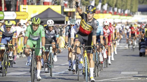 <p>Wout Van Aert (rechts) gewann seine zweite Etappe in Folge. Mark Cavendish (links) muss dagegen weiter auf den alleinigen Etappensieg-Rekord warten.</p>
