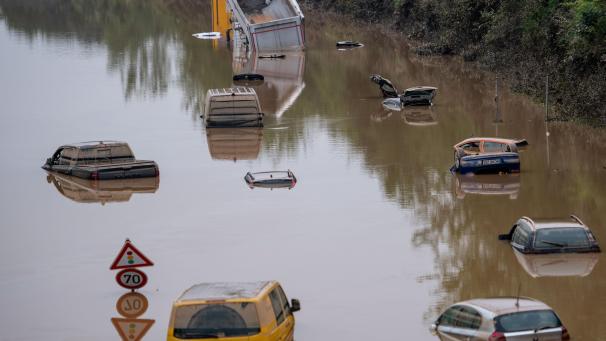 <p>Autos stehen auf der überfluteten Bundesstraße 265 bei Erftstadt im Wasser. Dieses Bild entstand am Samstag.</p>