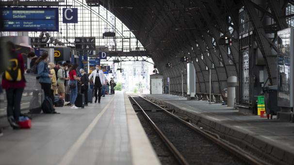<p>Reisende stehen in Köln an einem Bahngleis. Viele Züge sind durch die Katastrophe in NRW und Rheinland-Pfalz ausgefallen oder verspäten sich.</p>