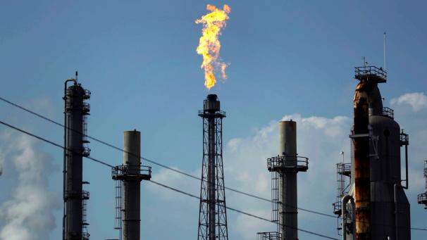 <p>Eine Flamme brennt in der Shell Deer Park Ölraffinerie in Deer Park (Texas): Die Ölpreise haben am Montag nach der Einigung wichtiger Ölförderländer auf eine Erhöhung der Produktion nachgegeben.</p>